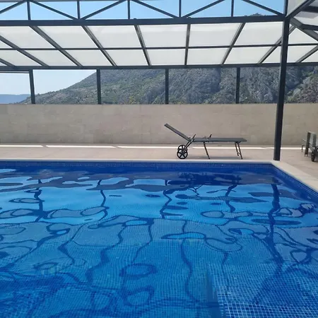 Azzurra Swimming Pool Villa