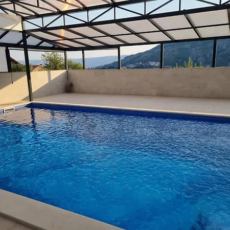 Villa Azzurra Swimming Pool *