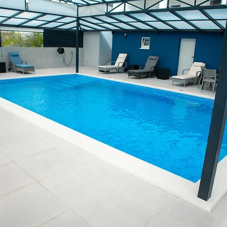Azzurra Swimming Pool Villa *