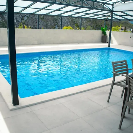 Azzurra Swimming Pool * Mostar